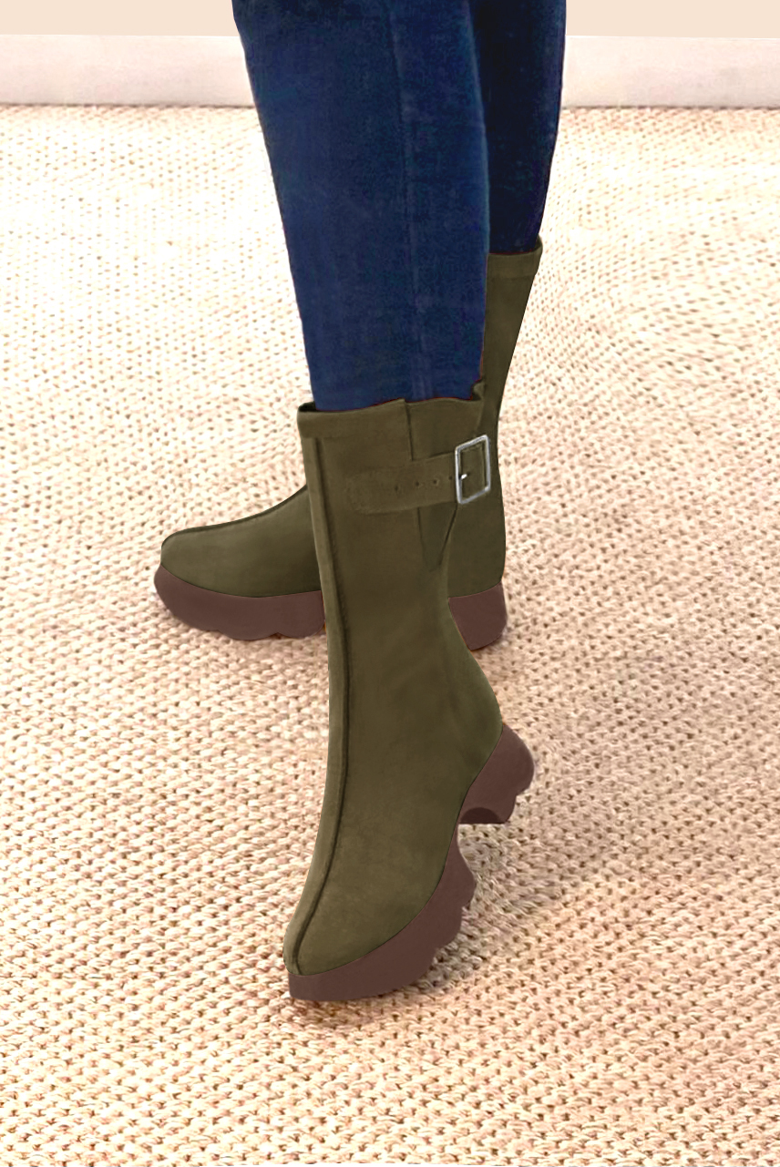 Khaki green women's ankle boots with a zip on the inside. Round toe. Low rubber soles. Worn view - Florence KOOIJMAN